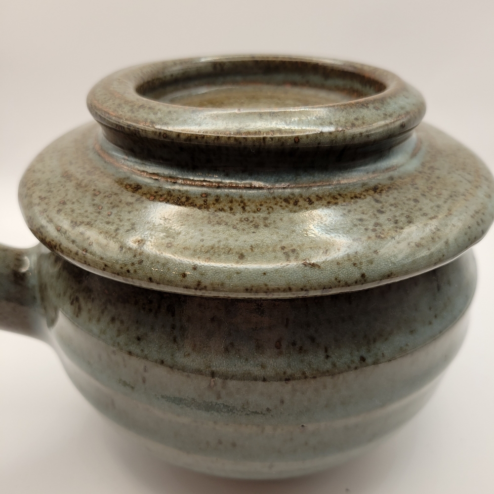 Rustic Handtrown Stoneware Lidded Handle Pot.